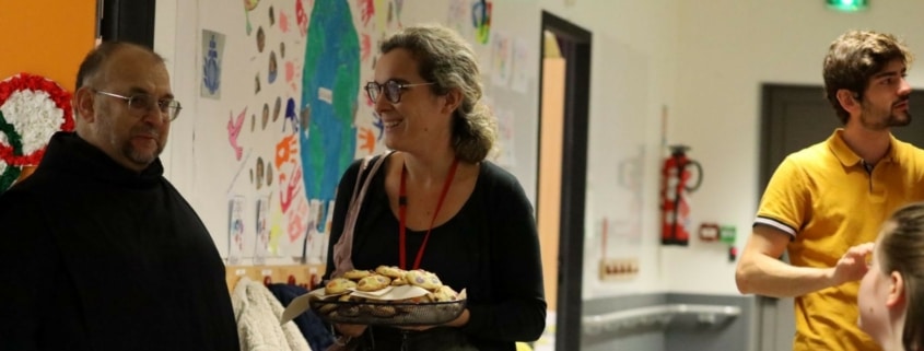 Rencontre entre un frère de Saint Jean de Dieu et une collaboratrice dans un centre de la Fondation Saint Jean de Dieu